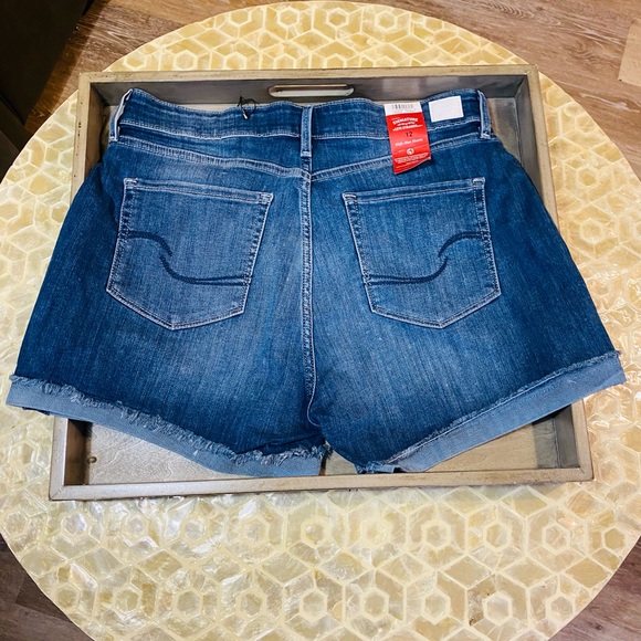 Size 12 Levi’s NWT High rise Dark Wash Jean Shorts - Picture 5 of 5